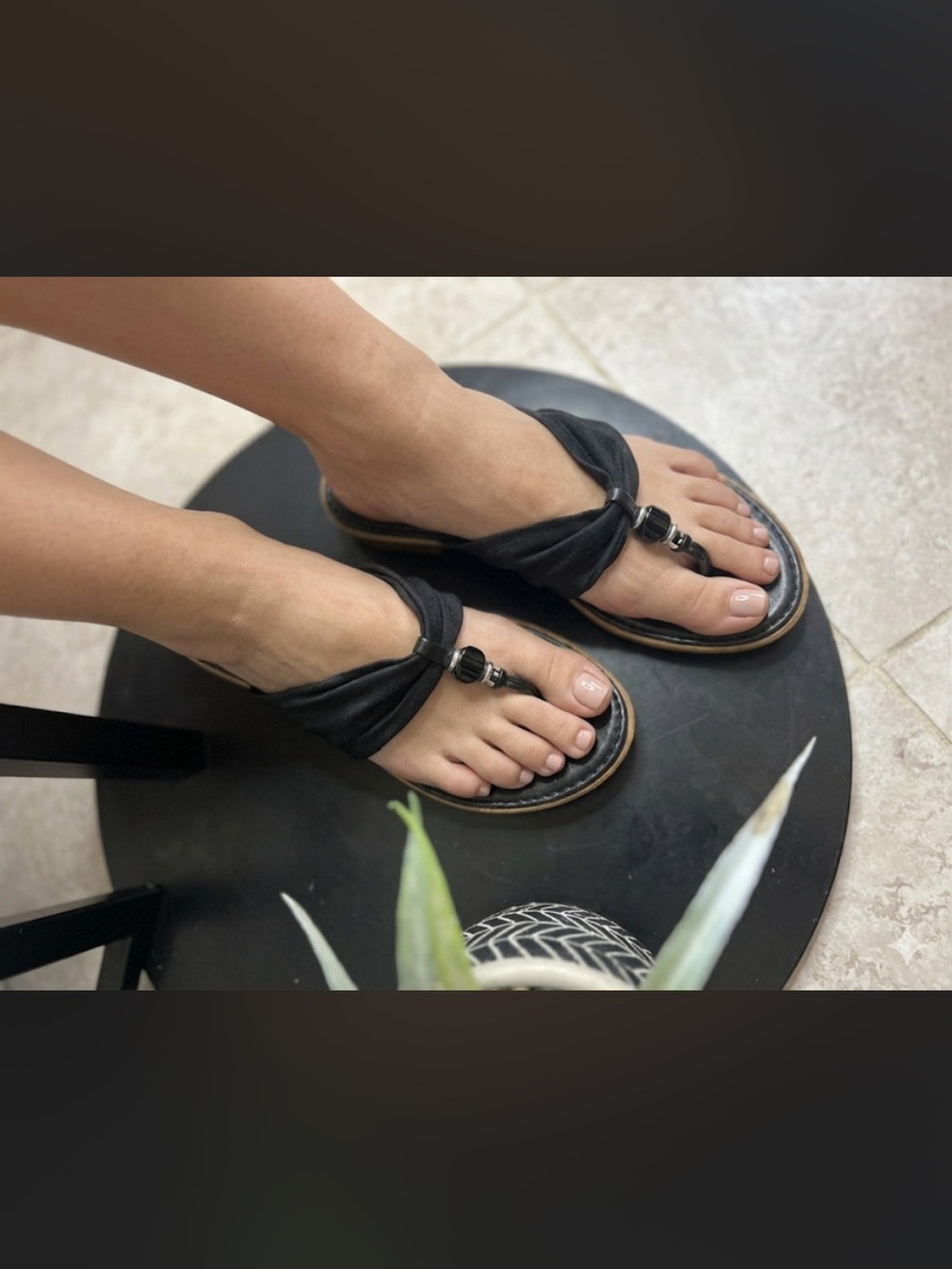 ITALIAN SHOE MARKERS size 8/5 Women's Black Knot Toe-Post Sandals